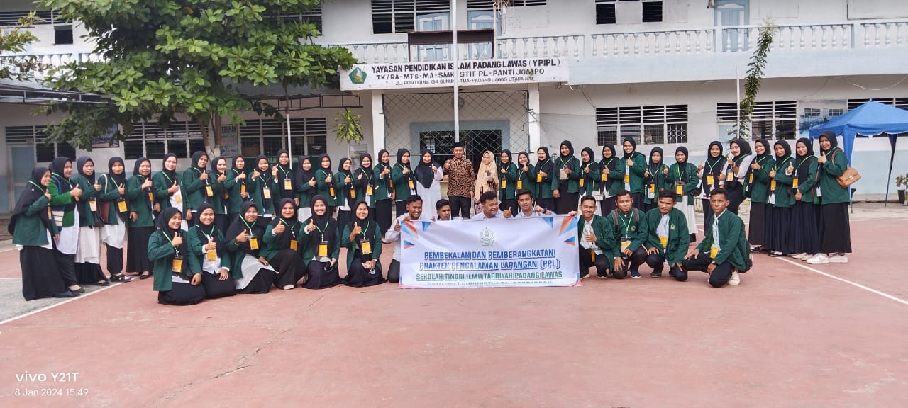 Foto Bersama Mahasiswa Ketua Kaprodi dan Ketua Panitia 